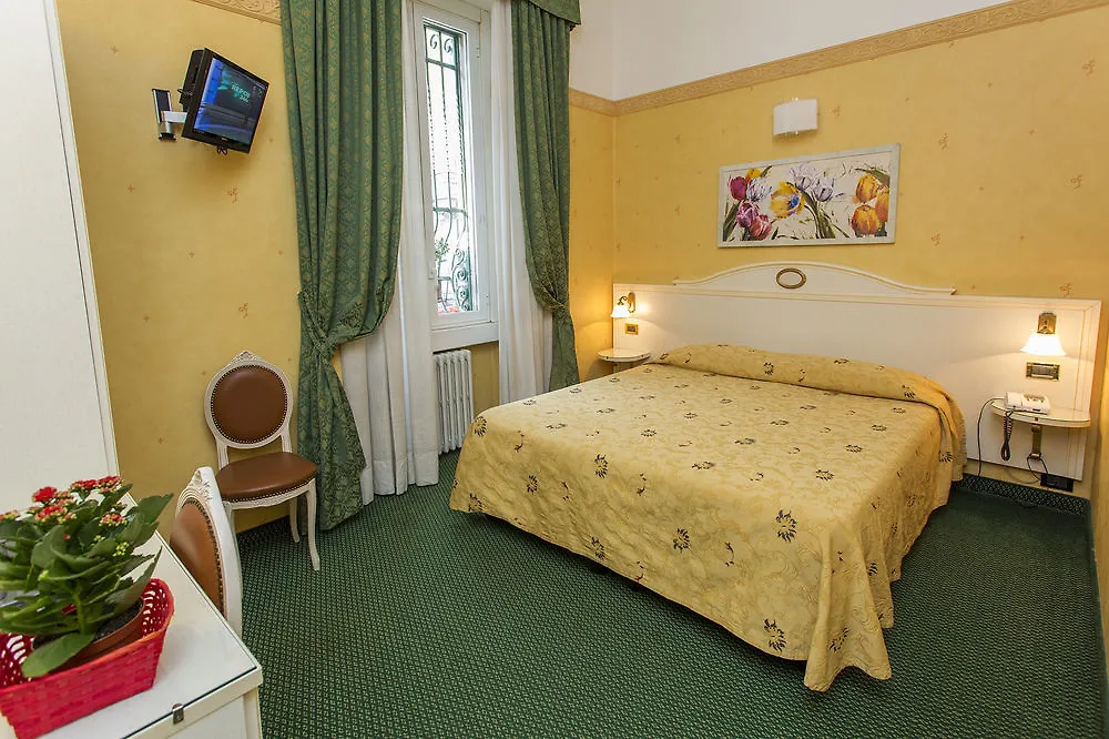 ***  Hotel Charly Milão Itália