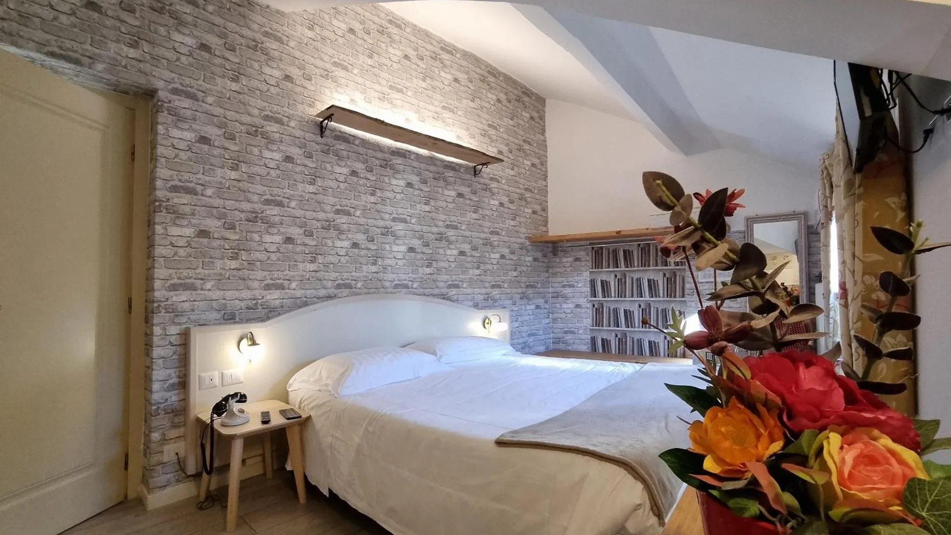 Hotel Charly Mediolan 3*,